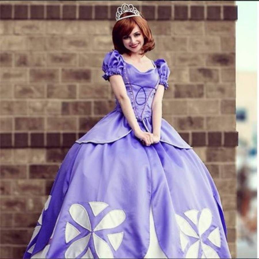 Joven gasta miles de dólares para transformarse en las princesas de Disney